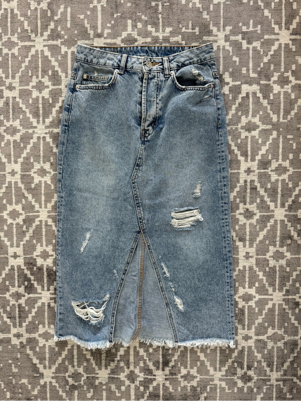 H&M &denim 6 Women’s Light Blue denim Jean Distressed Midi Skirt front slit